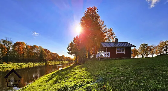 Grilnamiņš ar skatu uz upi Aiviekstē Lābānkrogs